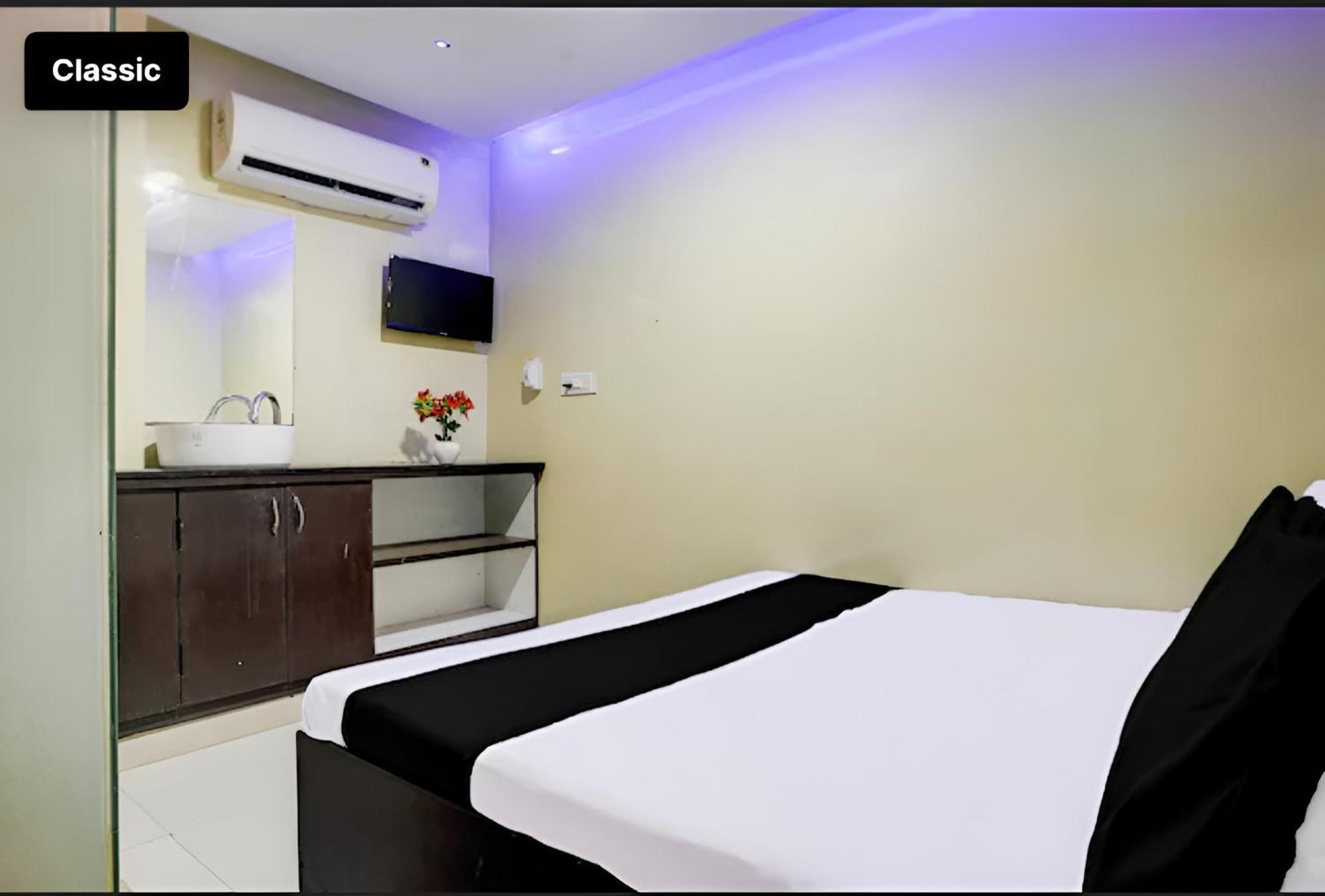 Selfie Rooms Surat Exterior photo