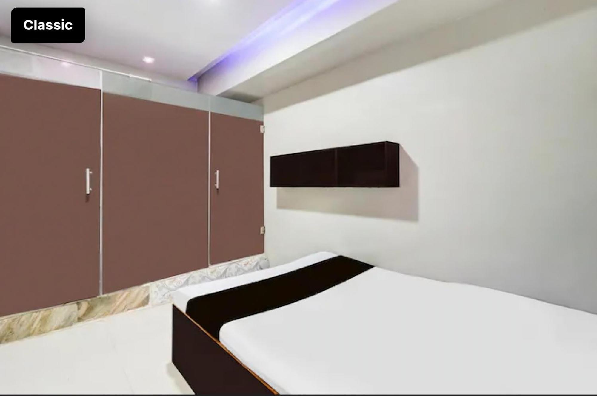 Selfie Rooms Surat Exterior photo