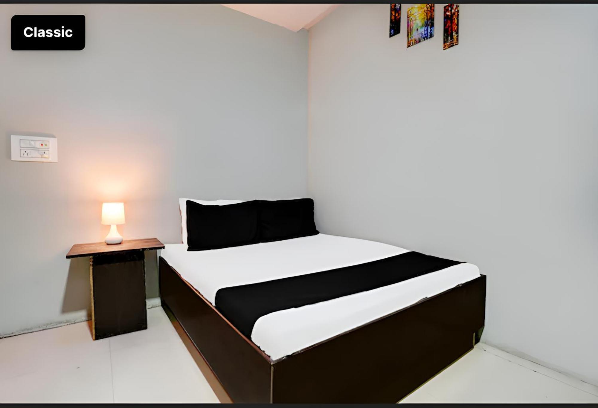 Selfie Rooms Surat Exterior photo